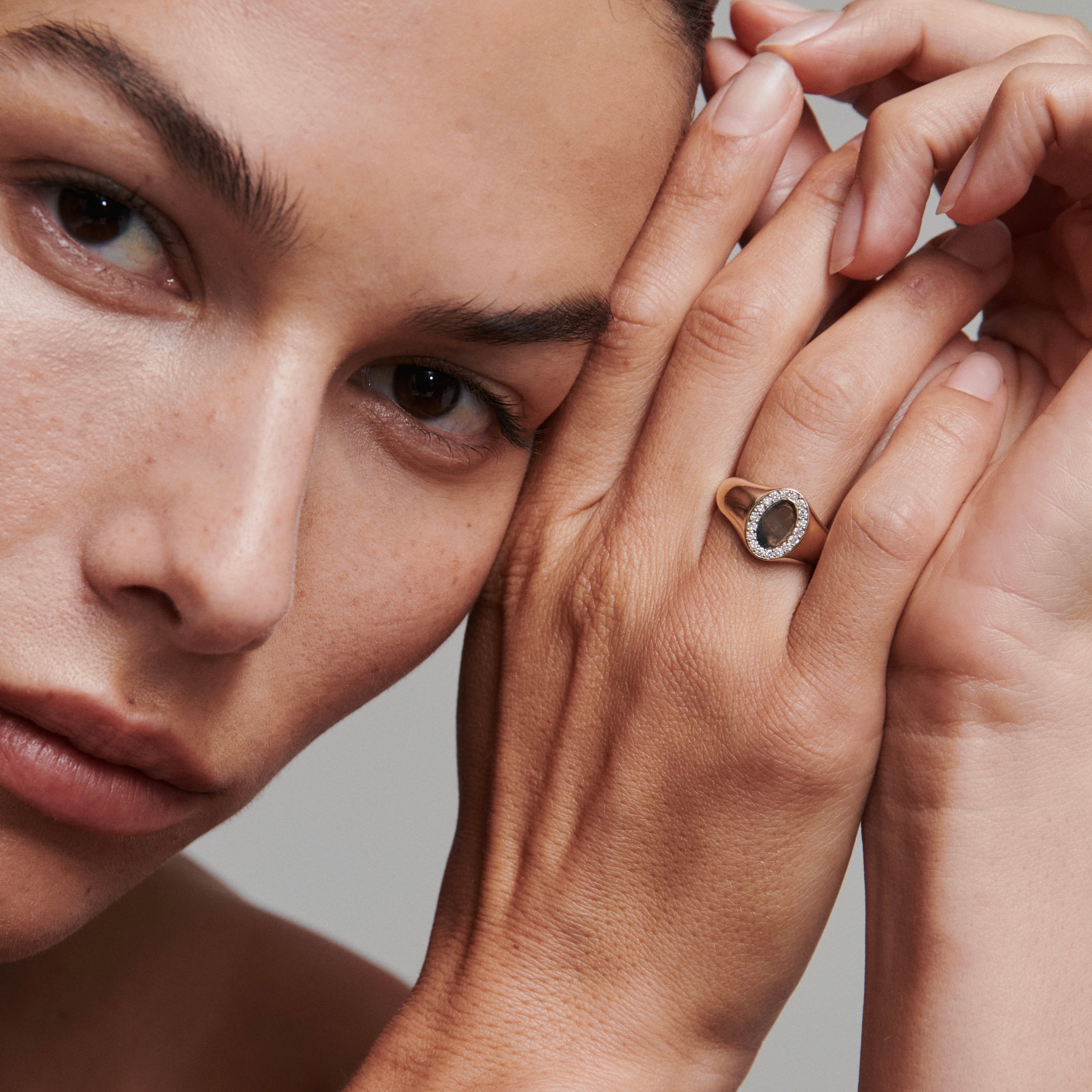 Bold Oval Signet | With Lab-Grown Diamonds