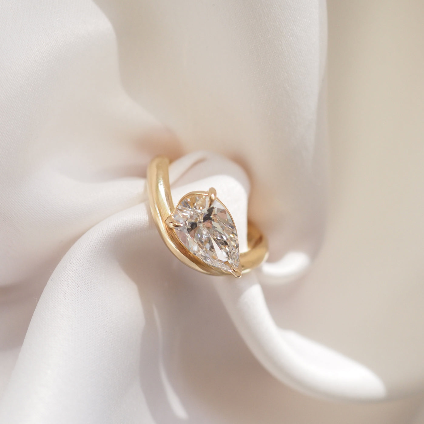 Awa Offset Pear | 2ct Lab-Grown Diamond Ring