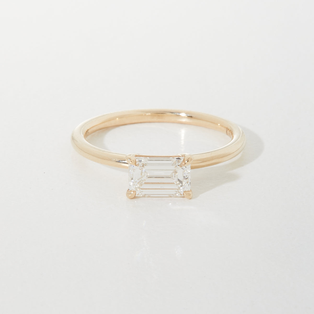 Elegant gold ring featuring a rectangular-cut diamond. Simple yet luxurious design, ideal for high-end jewellery lovers.