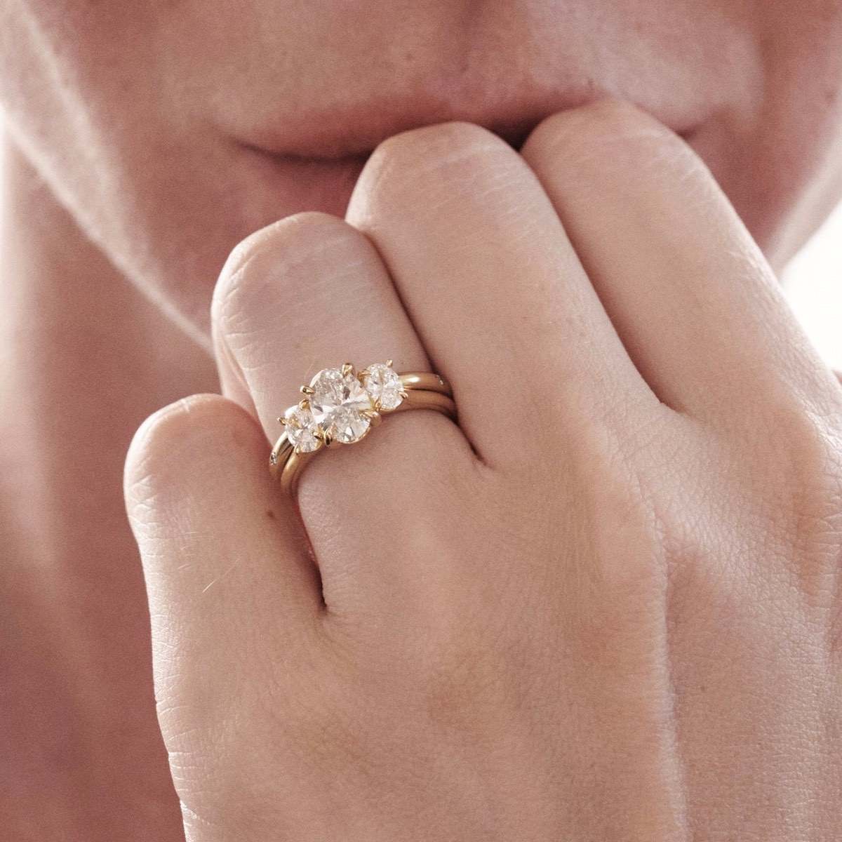Our Ava ring showcases a brilliant oval cut centre stone shining between two smaller-sized shoulder stones. The centre stone size pictured is 1ct and the shoulder stones are 0.25ct each.