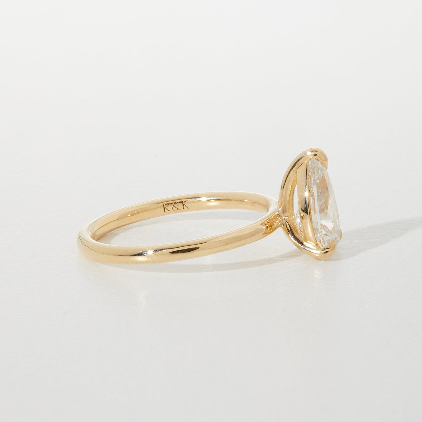 Elegant gold ring with a large, clear diamond in a classic solitaire setting. Ideal for high-end jewellery lovers seeking luxury and sophistication.