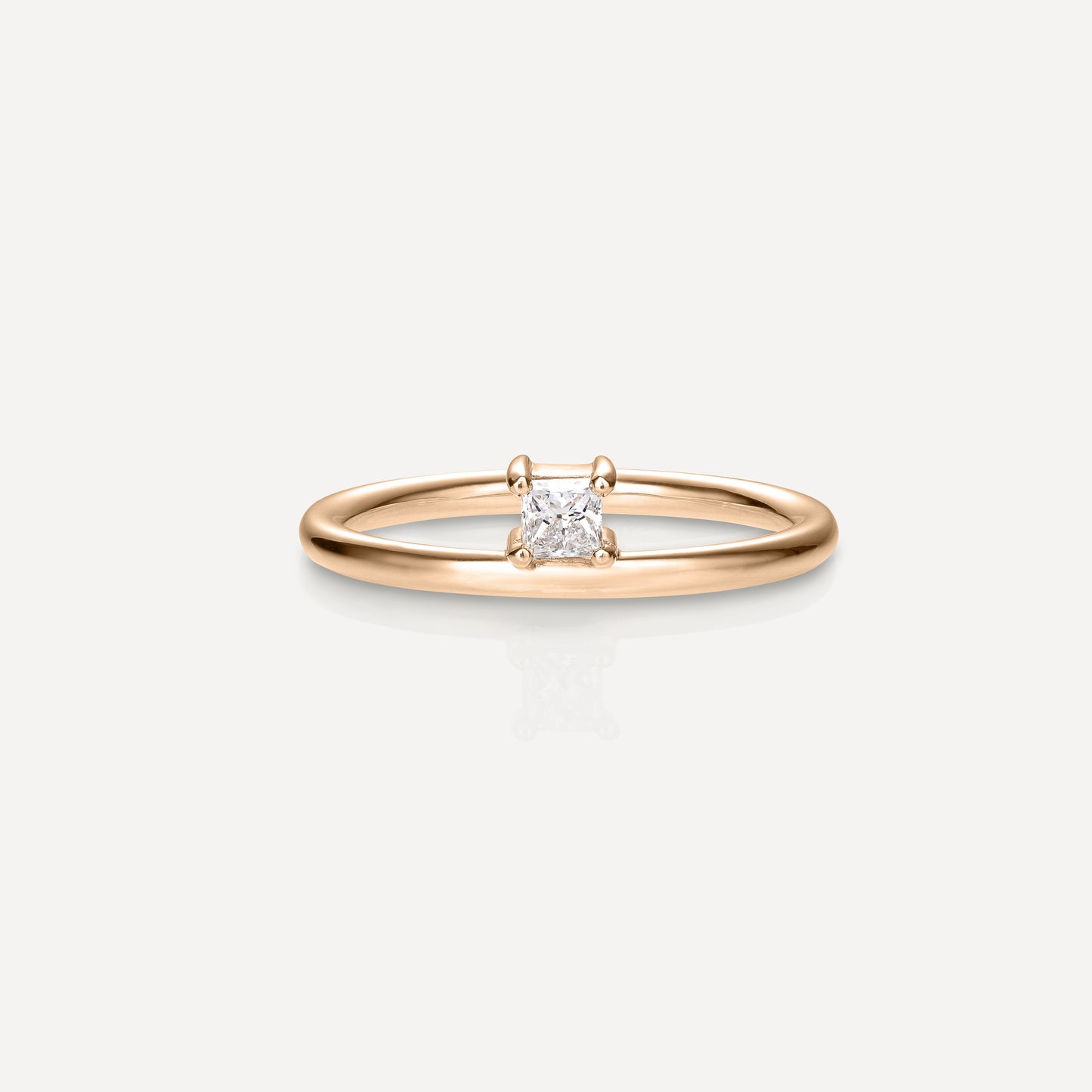 Elegant gold ring with a single round diamond set in a minimalist design. Perfect for engagements or luxury jewellery collections.